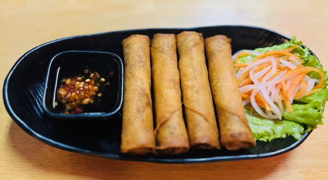 A2. Egg Rolls (4pcs)